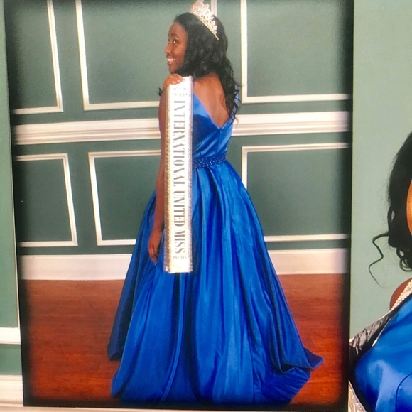 Gown - Picture 3 of 3